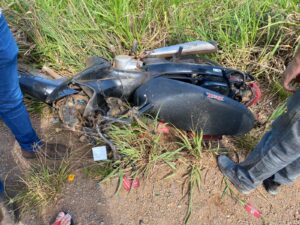 Imagem de uma motocicleta Honda Biz de cor preta destruída após acidente